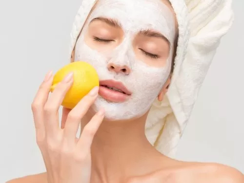 Donna usa il limone per la skincare del viso